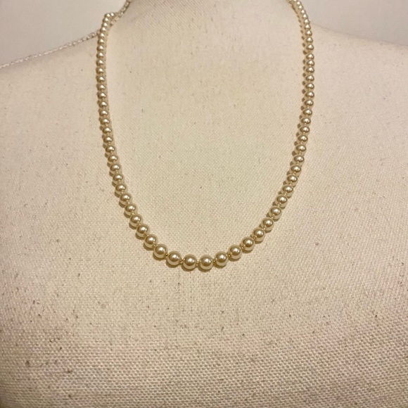 Vintage Pretty single strand Ivory faux pearl Necklace - Picture 9 of 15